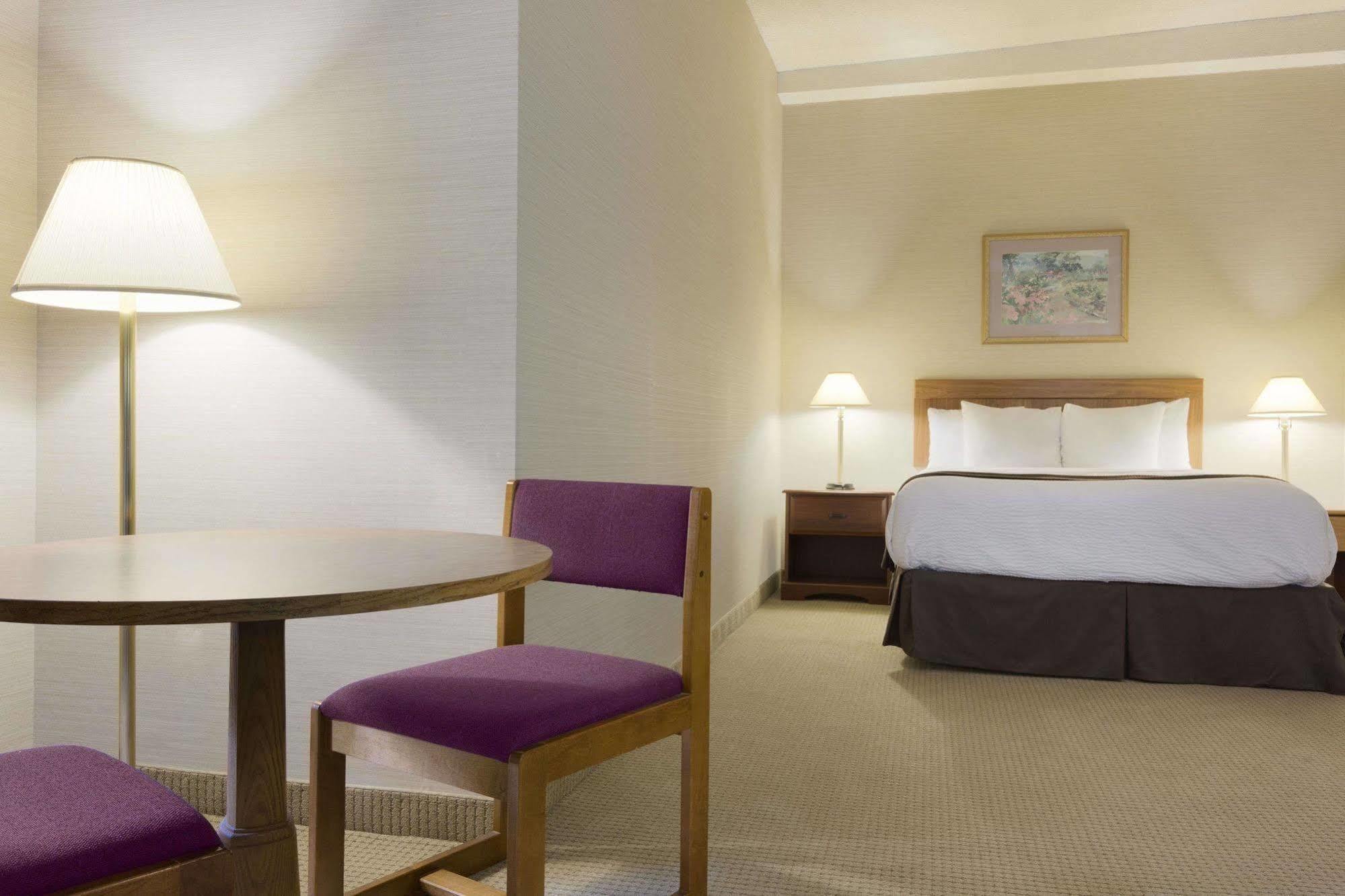 Days Inn By Wyndham Toronto East Beaches Eksteriør billede