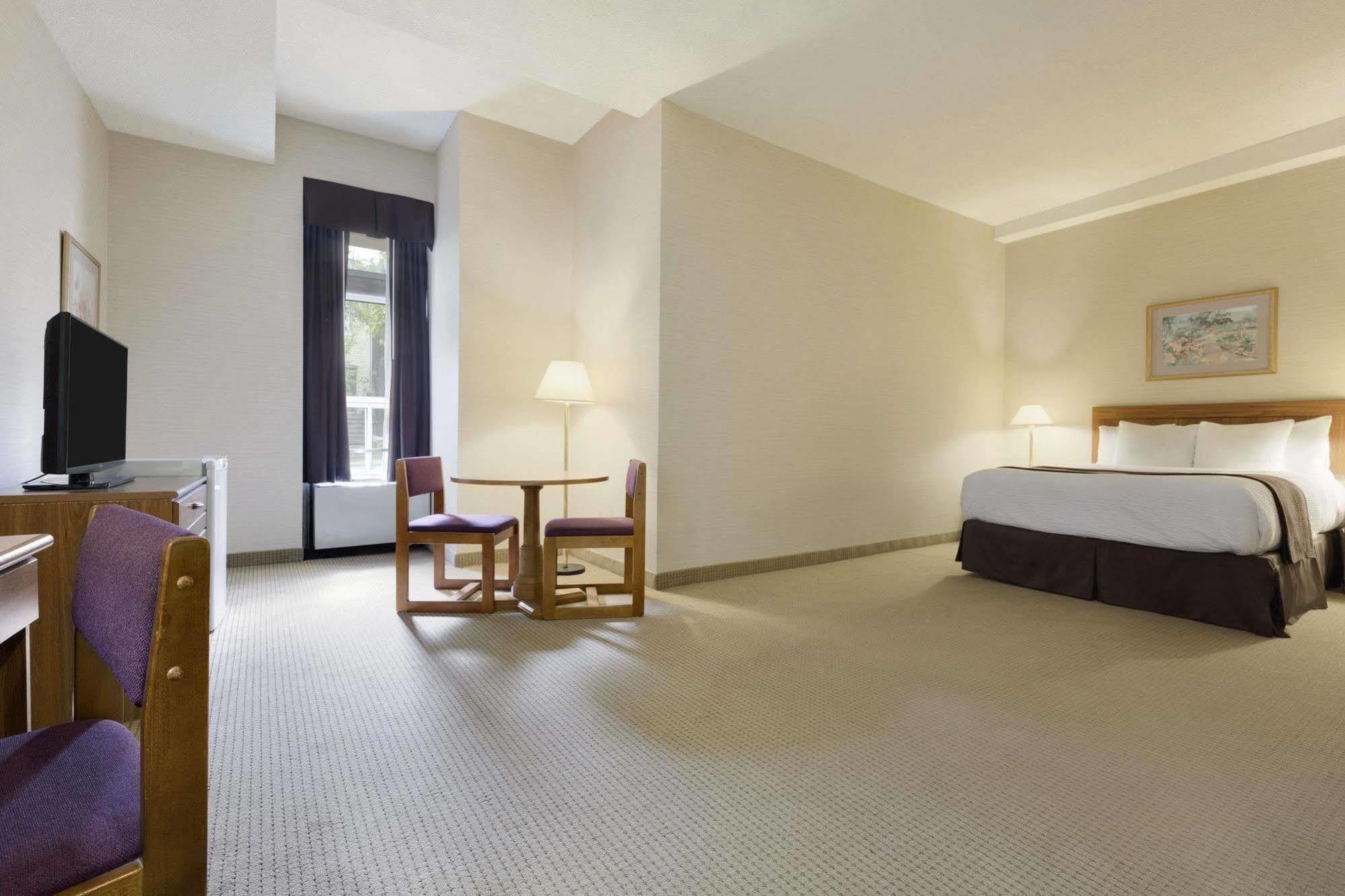 Days Inn By Wyndham Toronto East Beaches Eksteriør billede